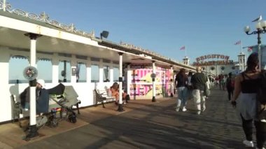 Brighton Palace İskelesi 'nde yürüyüş turu. 2022 yaz tatili.