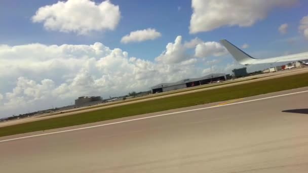 Airplane Taking Mia Miami International Airport — Vídeo de stock