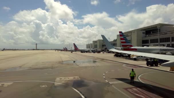 Motion Video Havaalanı Rampası Ajanı Uçakları Taksiye Yönlendiriyor — Stok video