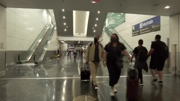 Walking Mia Miami Airport — Vídeo de stock