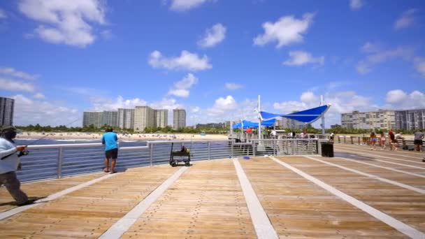 Panning Video Pompano Family Fishing Pier — Vídeo de Stock