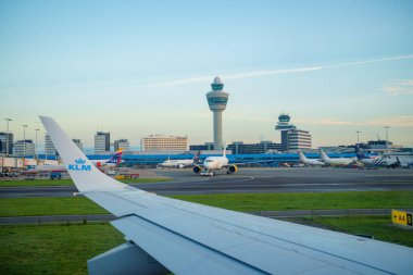 Amsterdam Havalimanı Schiphol kulesinin pistte taksicilik yapan uçaktan görüntüsü