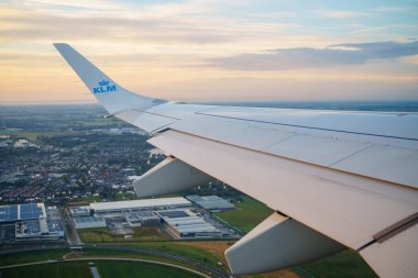 KLM Uçak kalkıştan sonra Amsterdam Havaalanı Schiphol 'a uçuyor.