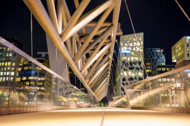 Oslo Norveç 'teki Akrobaten Bru Köprüsü' nün gece fotoğrafı