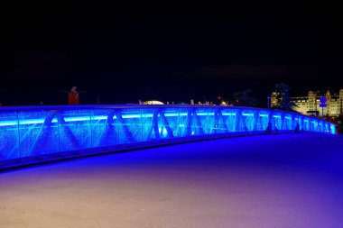 Kırık camlı mavi neon bir köprünün gece fotoğrafı Oslo Norveç