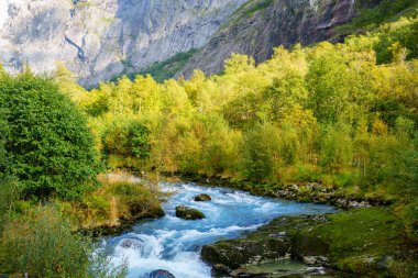 Jostedalsbreen Ulusal Parkı Norveç 'teki nehirlerin fotoğrafı