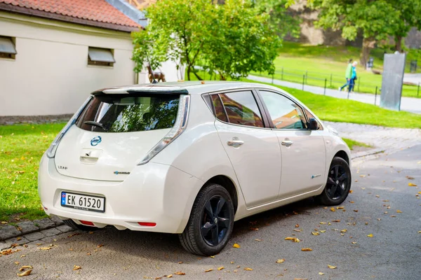 Фото Электрического Автомобиля Nissan Leaf Осло Норвегия — стоковое фото