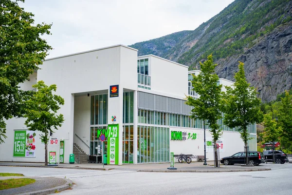 Foto Van Een Kiwi Mini Supermarkt Lrdal Noorwegen — Stockfoto