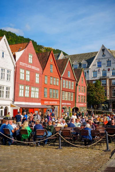 在挪威卑尔根吃饭的游客 — 图库照片