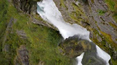 Norveç Jostedalsbreen Ulusal Parkı 'nda 8k dikey şelale