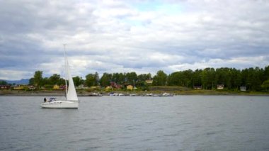 Norveç 'te 8K video adam tek başına yelken açıyor.