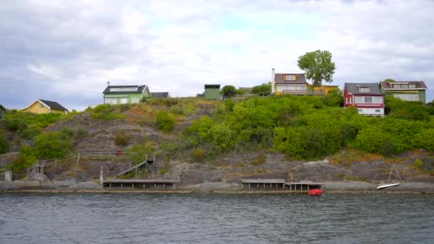 Βίντεο Πράσινο Κίτρινο Και Κόκκινο Θερινά Σπίτια Στη Νορβηγία Φιόρδ — Αρχείο Βίντεο