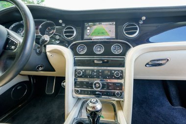 Fort Lauderdale, FL, ABD - 17 Ağustos 2022: Bentley Mulsanne lüks bir aracın dahili fotoğrafı