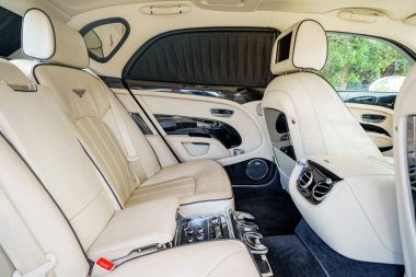 Fort Lauderdale, FL, ABD - 17 Ağustos 2022: Bentley Mulsanne lüks bir aracın dahili fotoğrafı