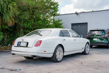 Fort Lauderdale, FL, ABD - 17 Ağustos 2022: 2016 Bentley Mulsanne 'ın dış fotoğrafları