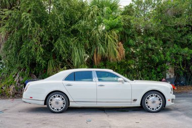 Fort Lauderdale, FL, ABD - 17 Ağustos 2022: 2016 Bentley Mulsanne 'ın dış fotoğrafları
