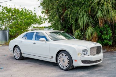 Fort Lauderdale, FL, ABD - 17 Ağustos 2022: 2016 Bentley Mulsanne 'ın dış fotoğrafları