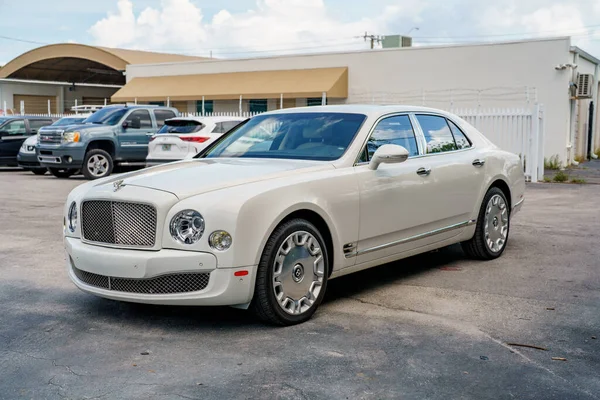 Fort Lauderdale, FL, ABD - 17 Ağustos 2022: 2016 Bentley Mulsanne 'ın dış fotoğrafları