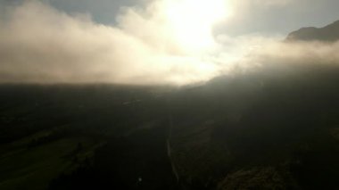 Norveç dağları üzerinden yükselen bulutlar