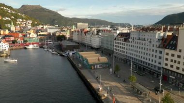 Fiyort Bergen Norveç 'te 4k hava görüntüsü seyrediyor