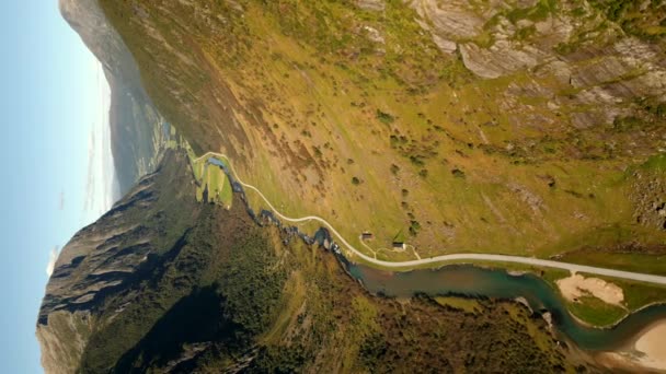 Schöne Norwegische Berglandschaft Vertikale Antennenklammer Herausziehen — Stockvideo
