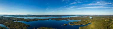 Norveç 'in derin mavi denizli hava panorama fiyortları
