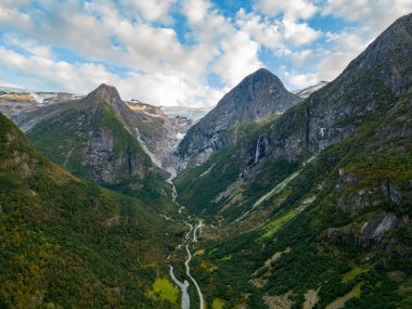 Jostedalsbreen Ulusal Parkı 'ndaki buzlu hava fotoğrafı.