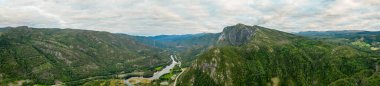 Norveç 'in nehir ve manzaralı panorama dağları
