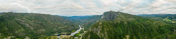 Montanhas Panorâmicas Aéreas Noruega Com Rio Rodovia Cênica — Fotografia de Stock