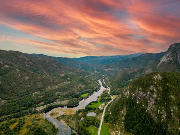 空中パノラマ風光明媚な高速道路や川とノルウェーの山の風景 — ストック写真