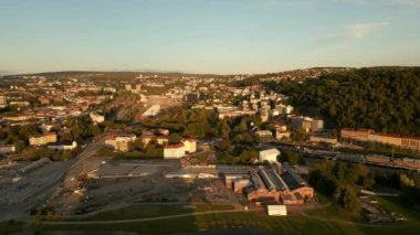 Gamlebyen mezarlığı Oslo Norveç 'te. 4k hava görüntüsü