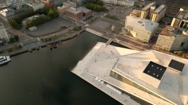 Oslo şehir merkezindeki hava görüntüsü 4k