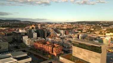 Oslo Norveç modern mimarisi şehirde 4k hava aracı görüntüsü