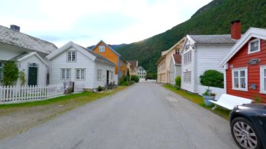 Norveç Laerdalsoyri kasabasından geçiyor