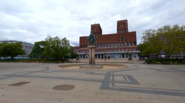 Radhuset Oslo Norveç 'e yaklaşan hareket videosu