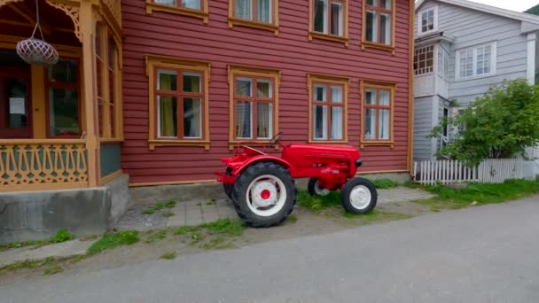 Norveç Eski Kırmızı Porsche Diesel Junior Traktörü — Stok video