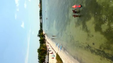 Dikey hava görüntüsü Miami Key Biscayne 4k