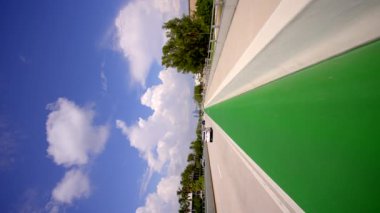 Miami Key Biscayne 'de yeşil bisiklet yolunda 8K dikey video.