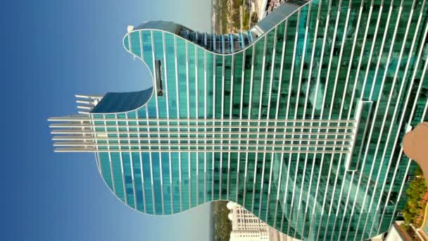 垂直空中显示吉他形酒店硬石好莱坞4K — 图库视频影像