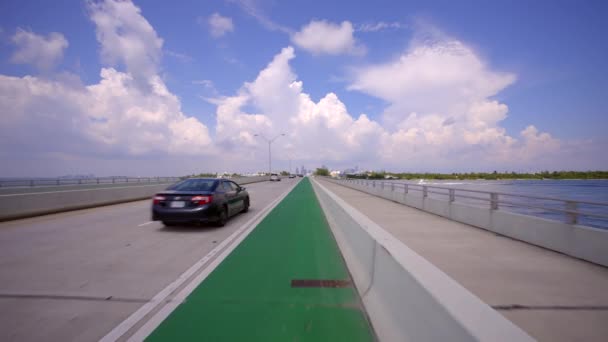 Motion Video Som Skickas Till Vänster Cyklister Cykelbana — Stockvideo