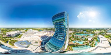 Hollywood, FL, ABD - 23 Eylül 2022: Aerial 360 küresel eşdikdörtgen panorama Hard Rock Kumarhanesi Oasis Tower gitar şekilli otel