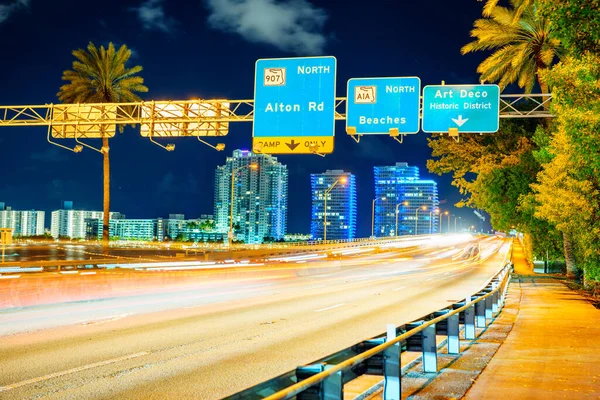 Panneau Nuit Vers Miami Beach Avec Sentiers Lumineux Macarthur Causeway — Photo