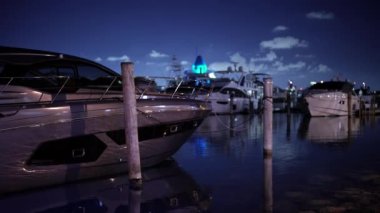 Miami Beach marinasında 8 gece video yatları.