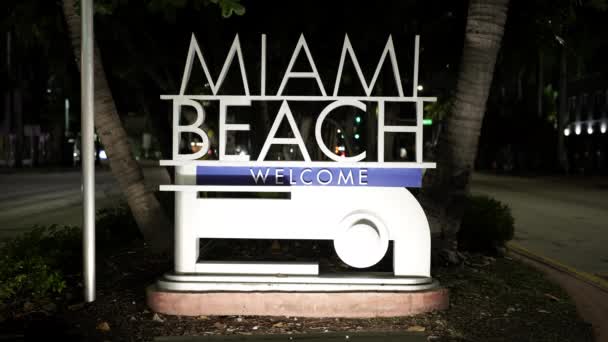 Night Video Üdvözöljük Miami Beach Feliratban Utcában — Stock videók