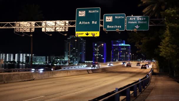 Noc Wideo Autostrady Znaki Kierunku Miami Beach — Wideo stockowe