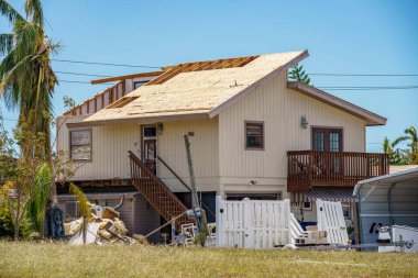 Ian Fort Myers Sahili FL Kasırgası 'nın çatıları havaya uçtu.