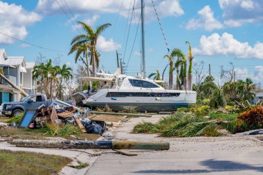 Ian Fort Myers FL Kasırgası 'ndan sonra mahallede dinlenen bir katamaran görüntüsü.