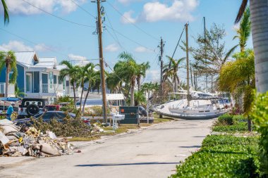 Fort Myers, FL, ABD - 1 Ekim 2022: Ian Kasırgası 'ndan sonra kayık ve enkaz dolu mahalleler