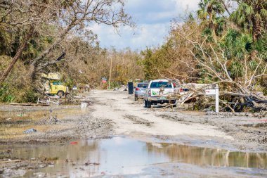 Fort Myers, FL, ABD - 1 Ekim 2022: Ian Kasırgası sonrası sokaklara tuzlu su ve çamur saçılmış mahalleler