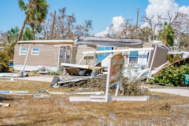 Fort Myers, FL, ABD - 1 Ekim 2022: Ian Fort Myers FL Kasırgası tarafından yıkılan mobil evler
